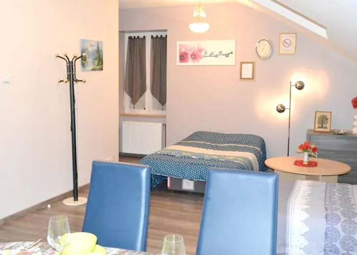 Chaleureux à Avec Parking Privé.